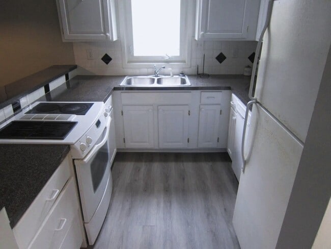 Building Photo - 1 BD/1.5BA Loft Condo Water & Electric Included