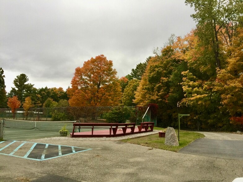 tennis courts right out the door - 11 Overlook Ln N