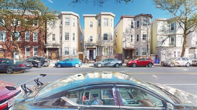 Building Photo - 205 Chelsea St