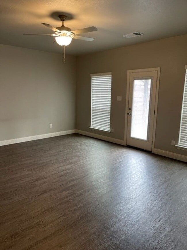 Building Photo - 4/2 - PETS WELCOME - WATER and LAWN includ...