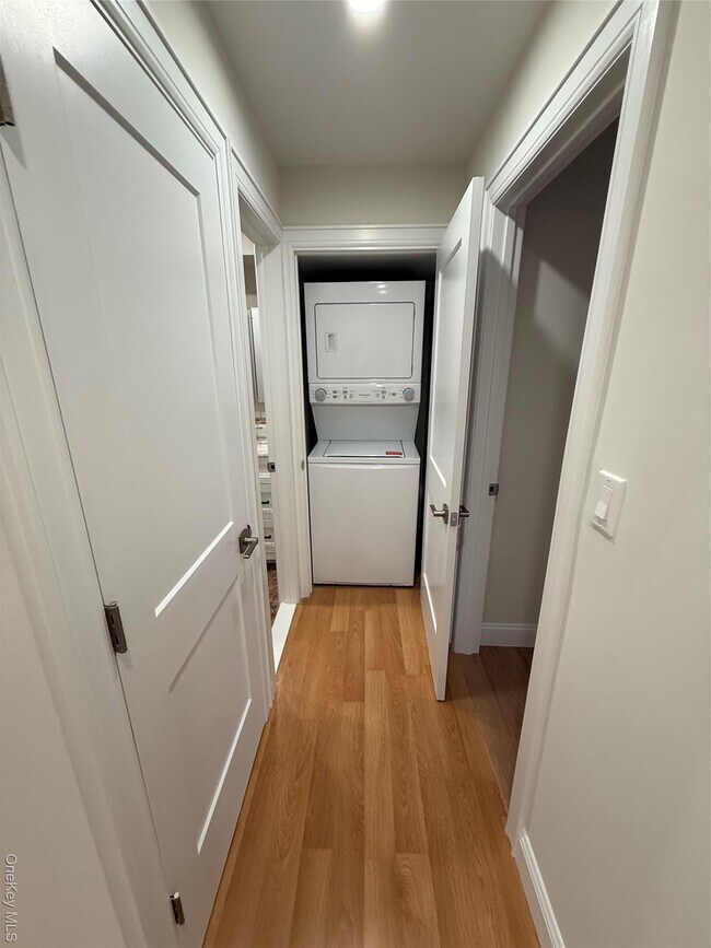 Building Photo - 185 W Park Ave