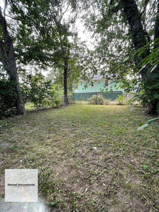 Building Photo - 24 E Alexis Ave