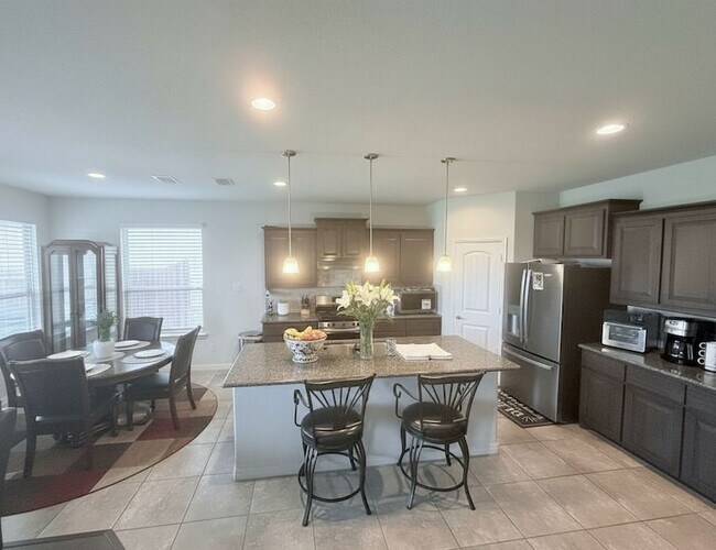 Building Photo - 1009 Cushing Dr