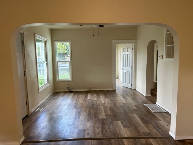 Building Photo - Fresh 3 bed 1 bath home