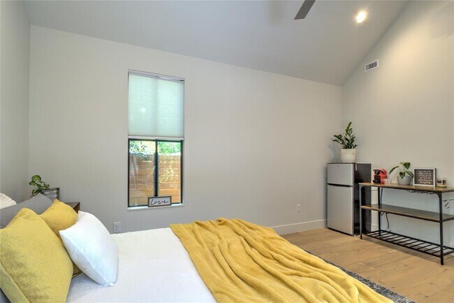 Building Photo - 6005 Woodrow Ave