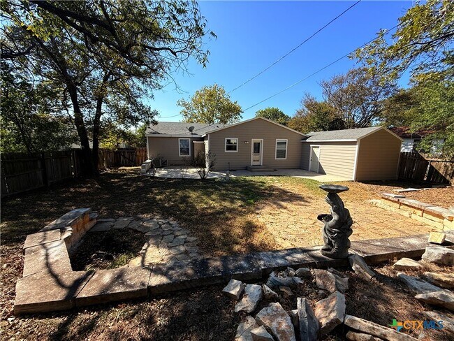 Building Photo - 701 W Kern Rd