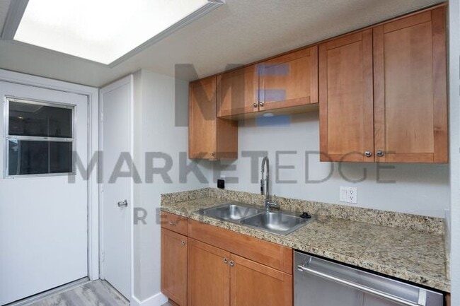 Building Photo - 3Bed/2Bath House at 7th/101! JOIN THE WAIT...
