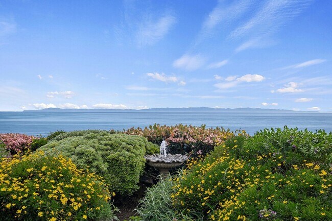 Building Photo - 1539 Shoreline Dr
