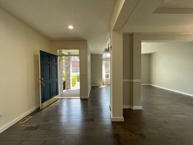Building Photo - Custom Traditional Home in Montreux Neighborhood 3Bd/2Ba Home with 3 Car Garage!! Close to Cedar ...