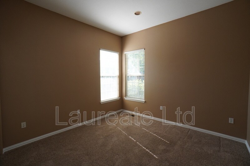 Building Photo - 632 S Yarrow St