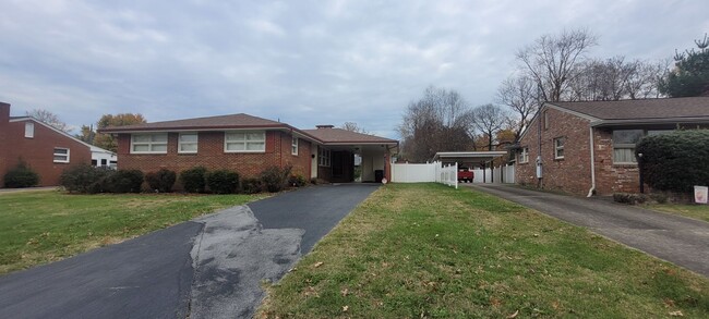 Building Photo - 3 bedroom/2 bath One Level Home w/fenced b...