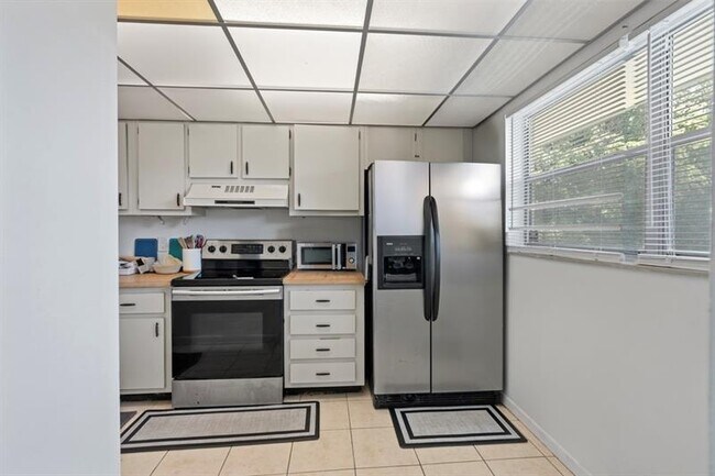 Building Photo - 6075 N Sabal Palm Blvd