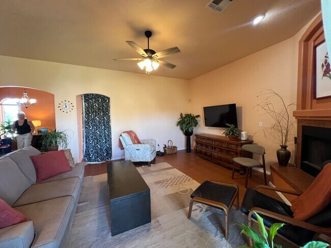 Building Photo - Exceptional Rental in Great Locale