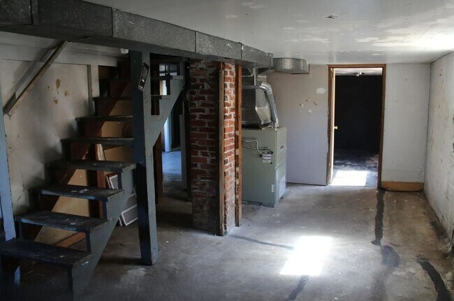 Building Photo - 6 bedroom, 2 Bath Home Available in August!