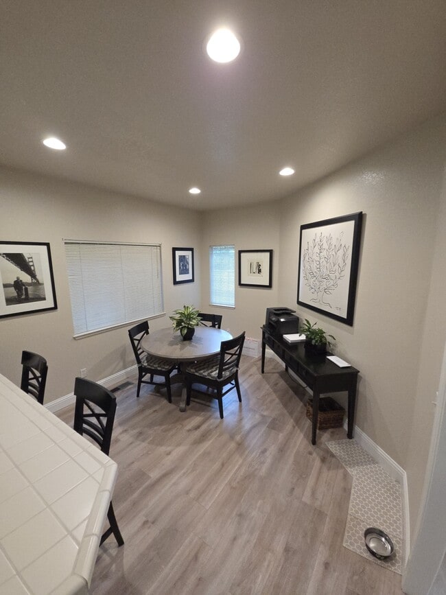 Building Photo - 10 Gregory Pl