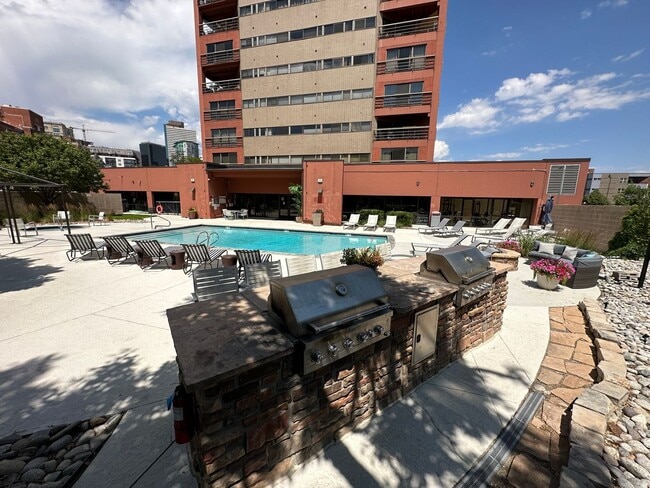 Building Photo - Renovated 1BR High-Rise Condo in Downtown ...