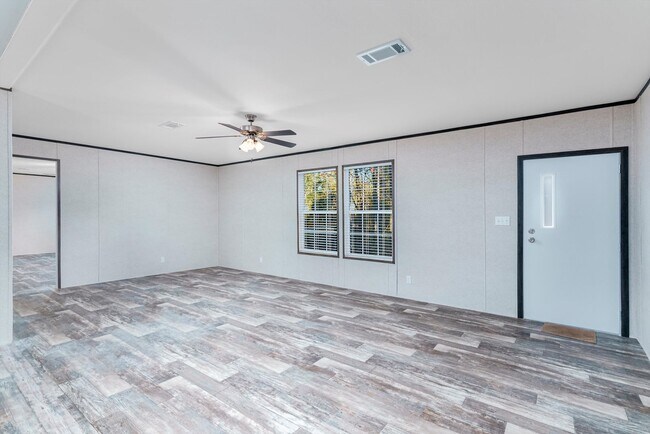 Building Photo - Huge 5 Bedroom 3 Bathroom Hastings Home Located w/ 1 Acre