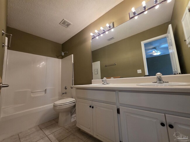 Building Photo - 4041 Shorewood Dr