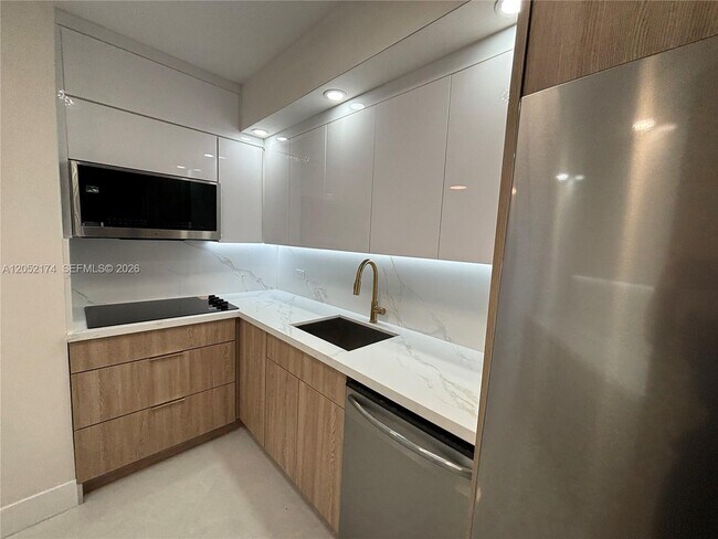 Building Photo - 999 Brickell Bay Dr