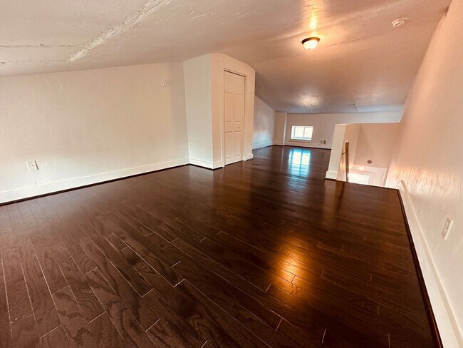 Building Photo - 214 W Hope Ave