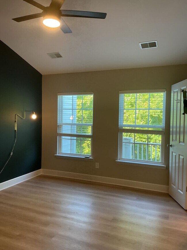 Building Photo - Beautiful 3 Bedroom, 2.5 Bath Townhouse in...