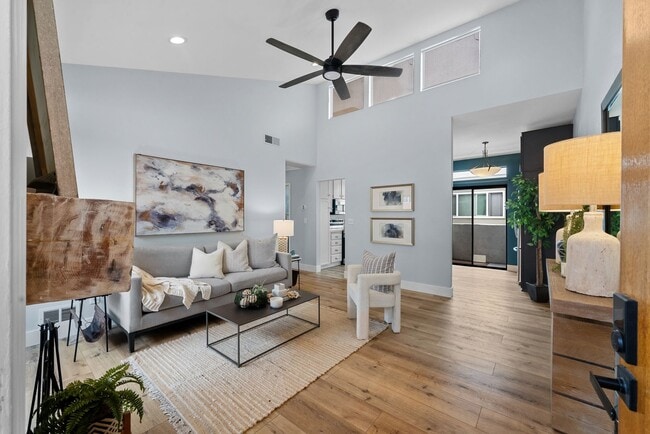 Building Photo - Charming 2 Bedroom 2 Bath In Beautiful Hil...