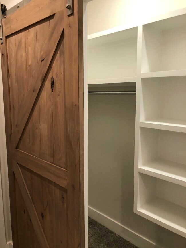 Building Photo - 924 Caruthers Ave