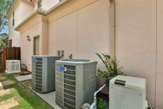 Building Photo - 14115 Norhill Pointe Dr