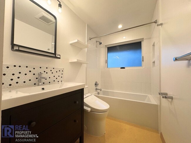 Building Photo - Updated 3-Bed Duplex Offering Space, Style & Convenience!!