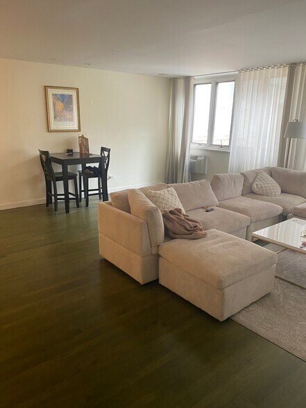 Living Room - 1419 N State Pkwy