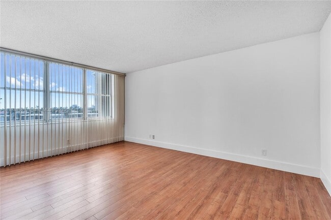 Building Photo - 2201 S Ocean Dr