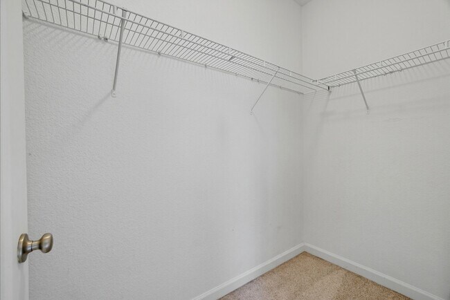 Building Photo - 230 Paradise Dr
