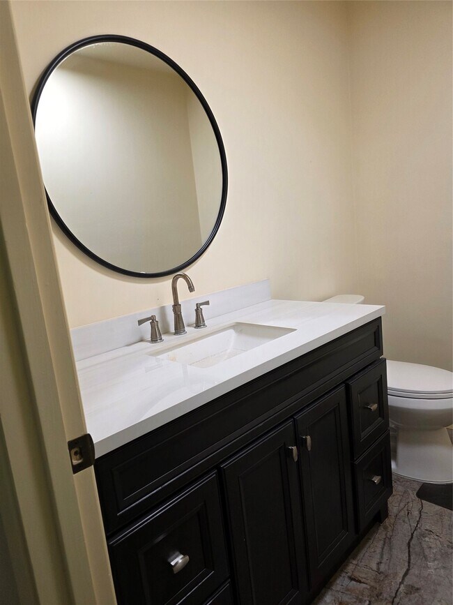 Building Photo - 406 Fox Briar Ln