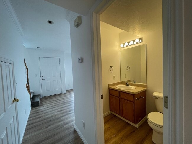 Building Photo - 3 Bedroom Townhome by BYU
