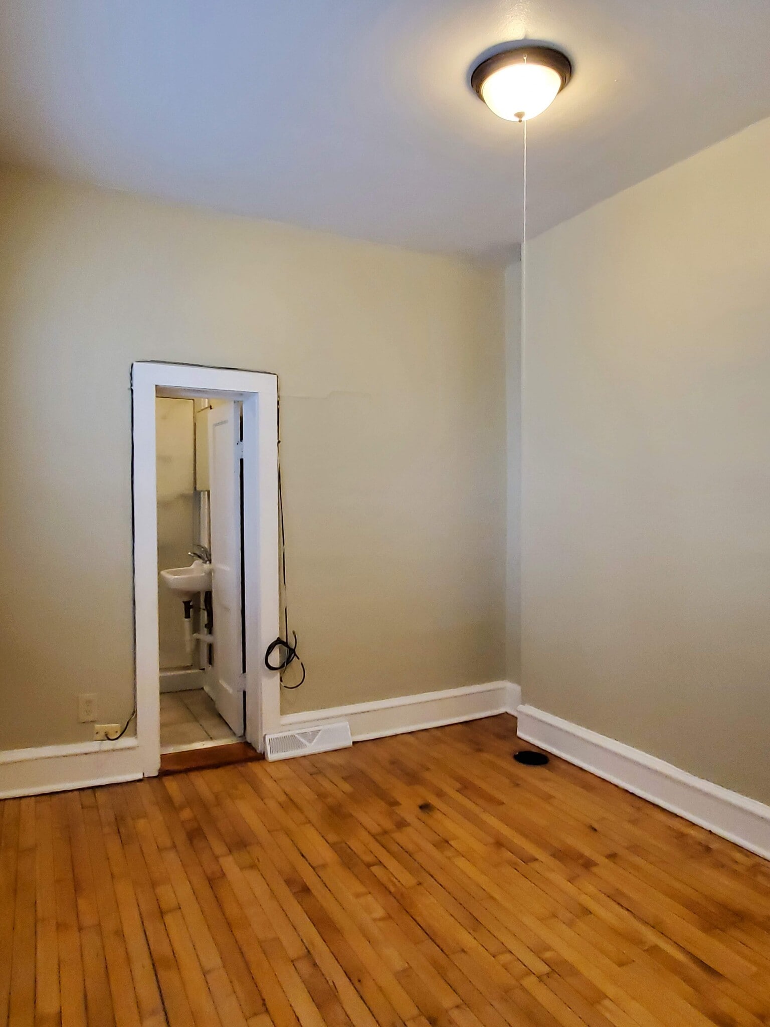 Building Photo - 1927 E Hillcrest Ave