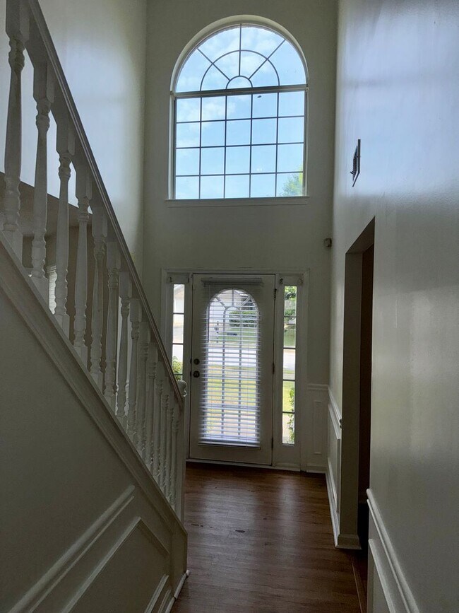Building Photo - Huge 5 Bedroom Home with Sooo Much Space!