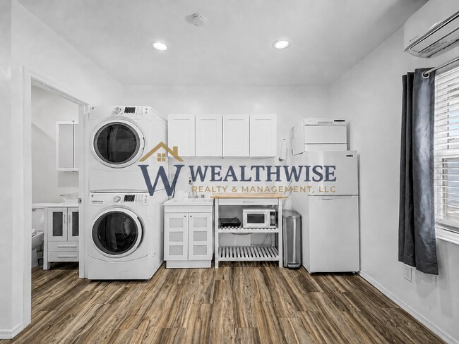 Building Photo - Private Studio Casita Near the University of Arizona Private gated covered parking!