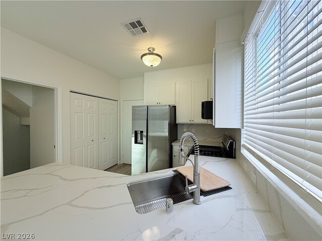 Building Photo - 9584 Withering Pine St