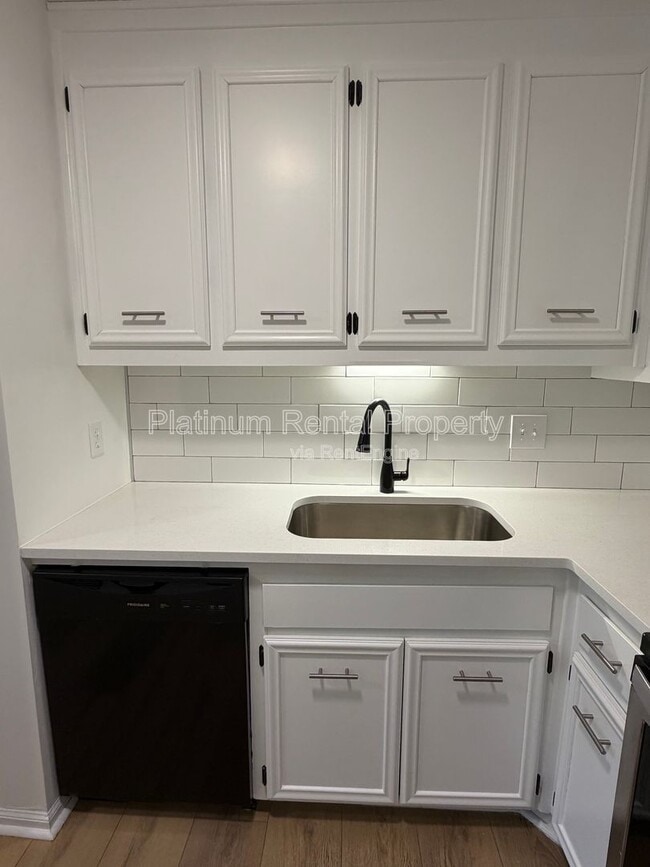 Building Photo - 335 Winding River Dr