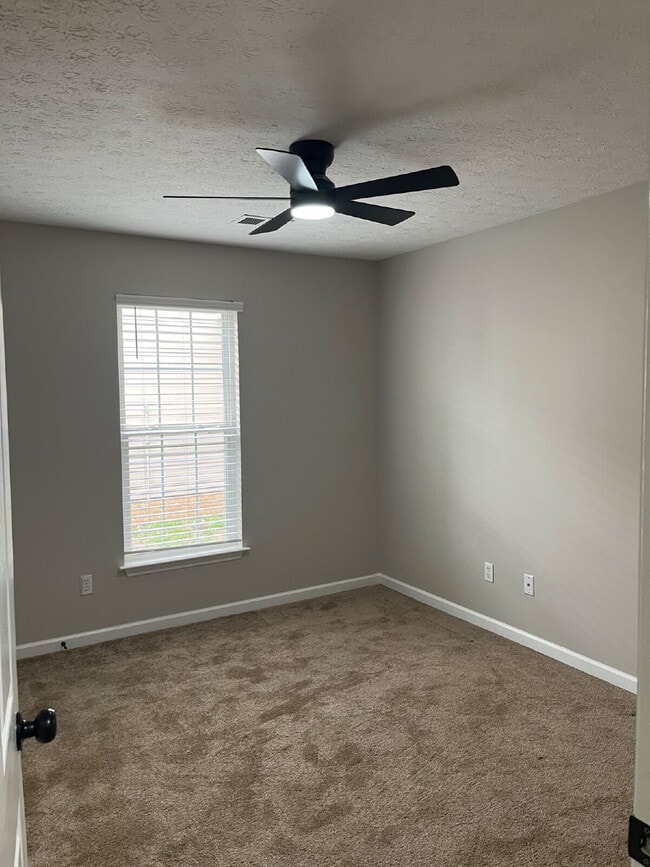 Building Photo - 135 Lake Chateau Dr