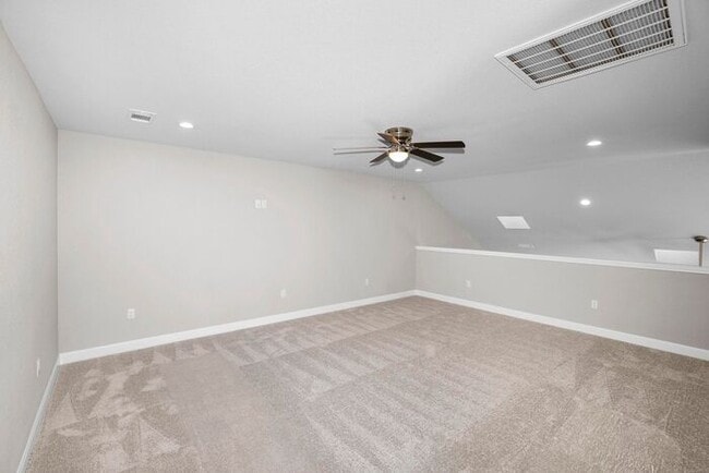 Building Photo - 7628 Woodford Ave