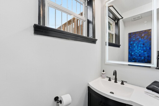 Building Photo - 409 O St NW