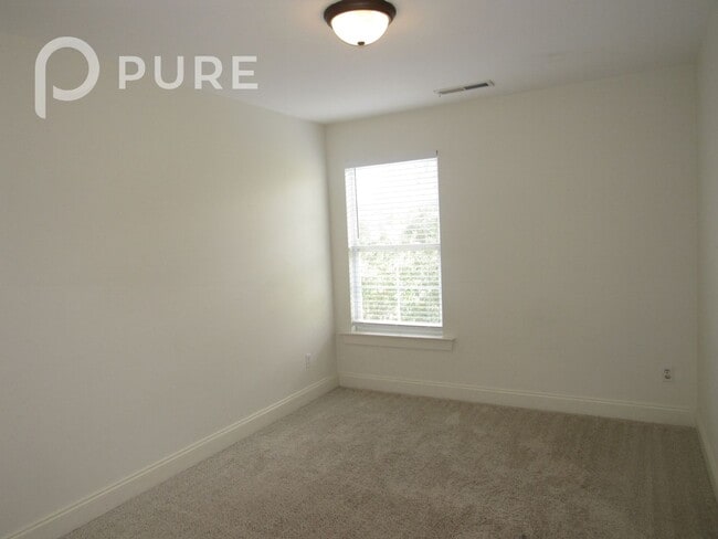 Building Photo - 182 Little John Cir