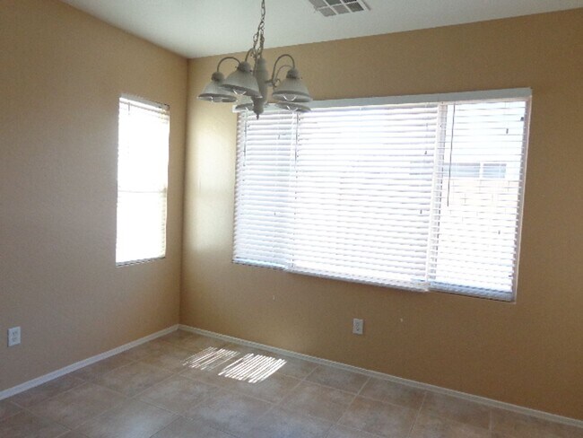 Building Photo - 3 bedroom 2.5 Bath in East Mesa