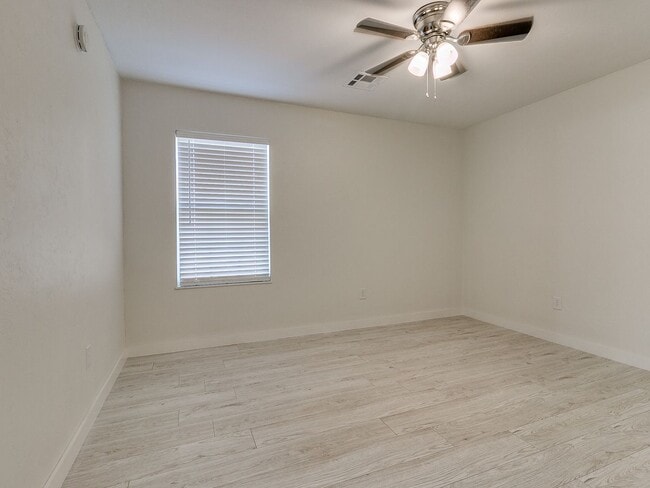 Building Photo - 4 bedroom 2 bath home in Tecumseh!