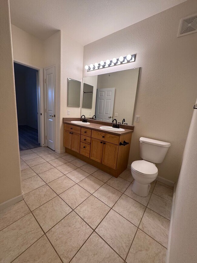 Building Photo - SW Littleton Top Floor Condo with Mountain Views!