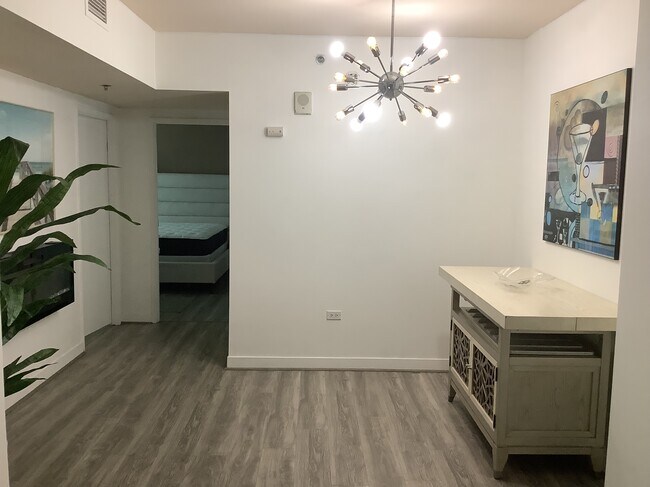 Dining area - 425 W Beech