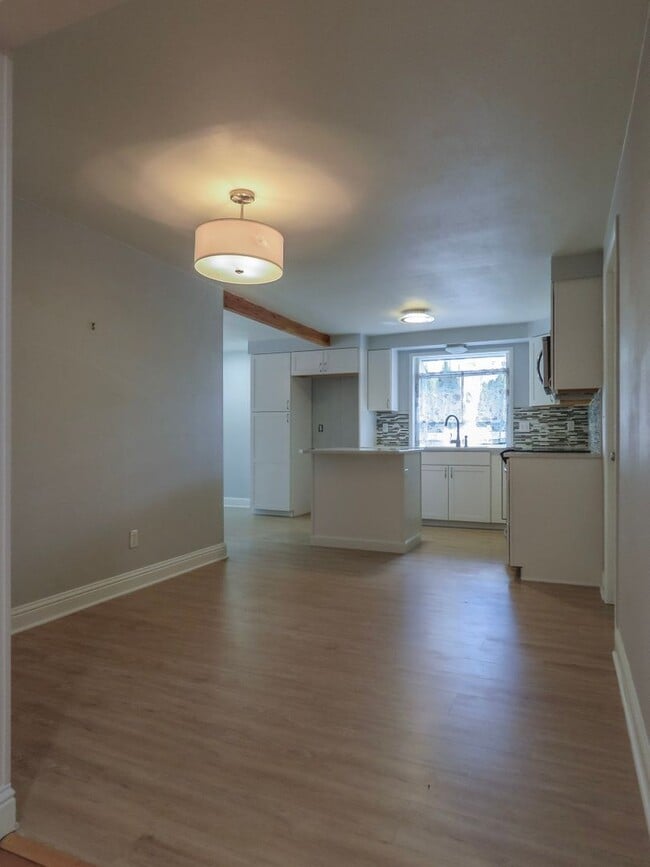 Building Photo - Gorgeous Ranch Style 3 Bedroom Home In Lake Oswego Available Now !!!