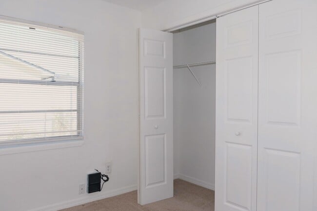 Building Photo - Spacious 4/2 home with 2 car garage Availa...