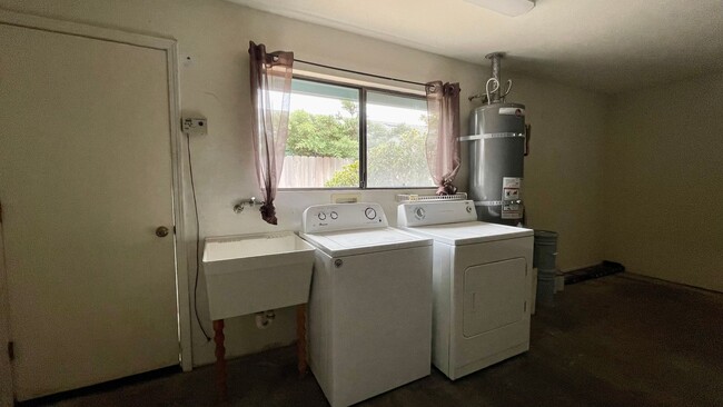 Building Photo - Single-Level, End-Unit, 3-Bedroom Condo wi...